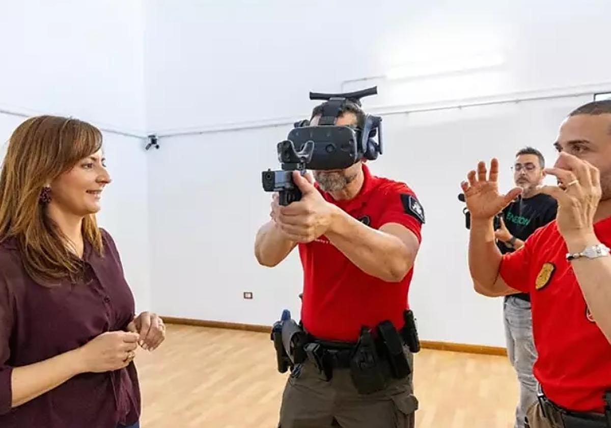La Academia Canaria de Seguridad incorpora una galería de tiro virtual para el entrenamiento táctico policial.