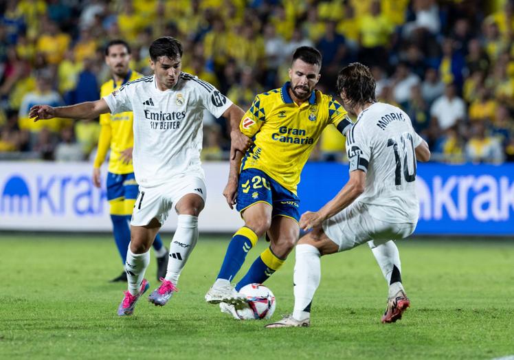 Kirian, entre Brahim y Modric, en la visita del Madrid al Gran Canaria.