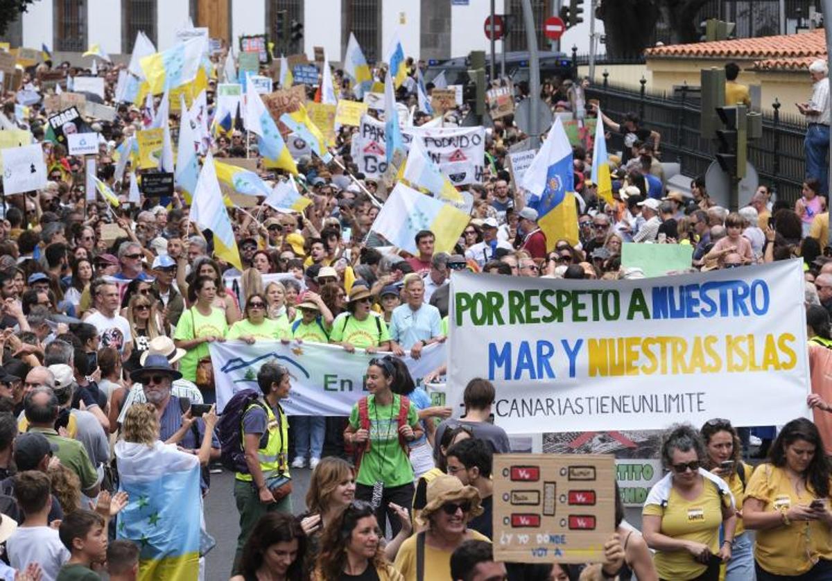 Imagen de archivo de la manifestación contra el modelo turístico actual en Santa Cruz de Tenerife el 20 de abril del año pasado.