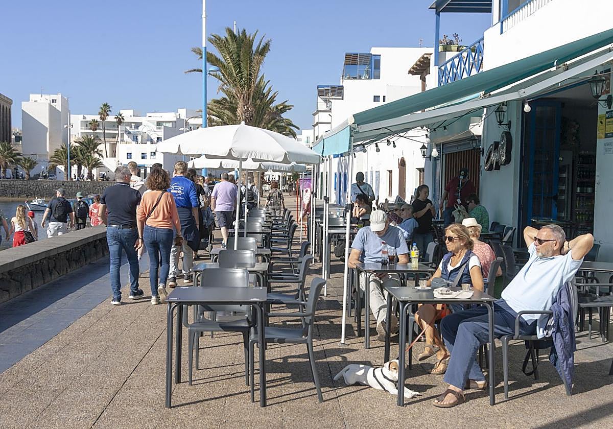Turistas en Arrecife, a comienzos de año.