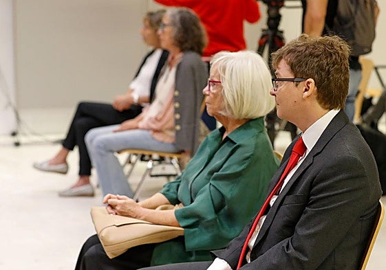 En la imagen, los acusados Igor Kokorev y su madre Julia Maleeva y, al fondo, las hermanas Arencibia.