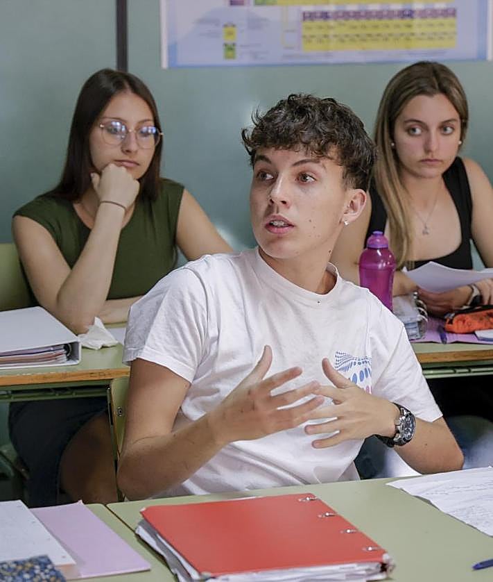 Imagen secundaria 2 - Distintos momentos del debate.