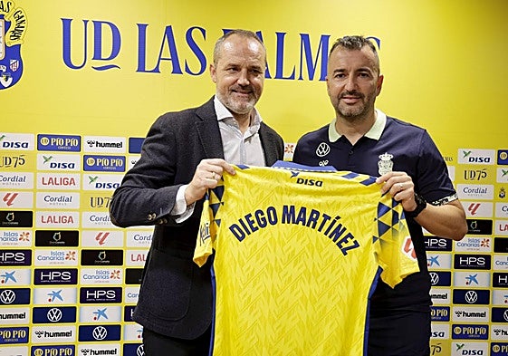 Luis Helguera, con Diego Martínez el día de su presentación como nuevo entrenador de la UD.