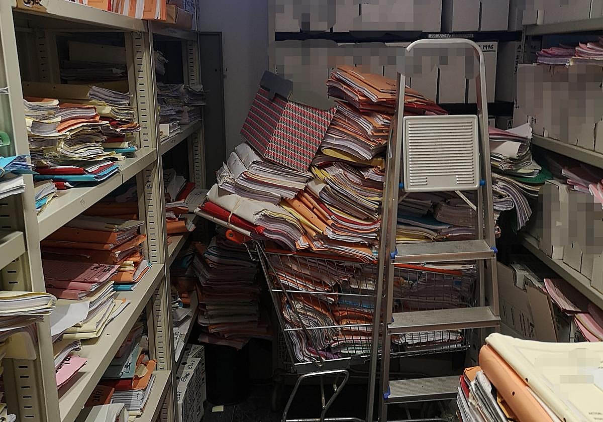 Los expedientes se acumulan en las estanterías, pasillos y hasta en aljibes, según denuncia el sindicato.