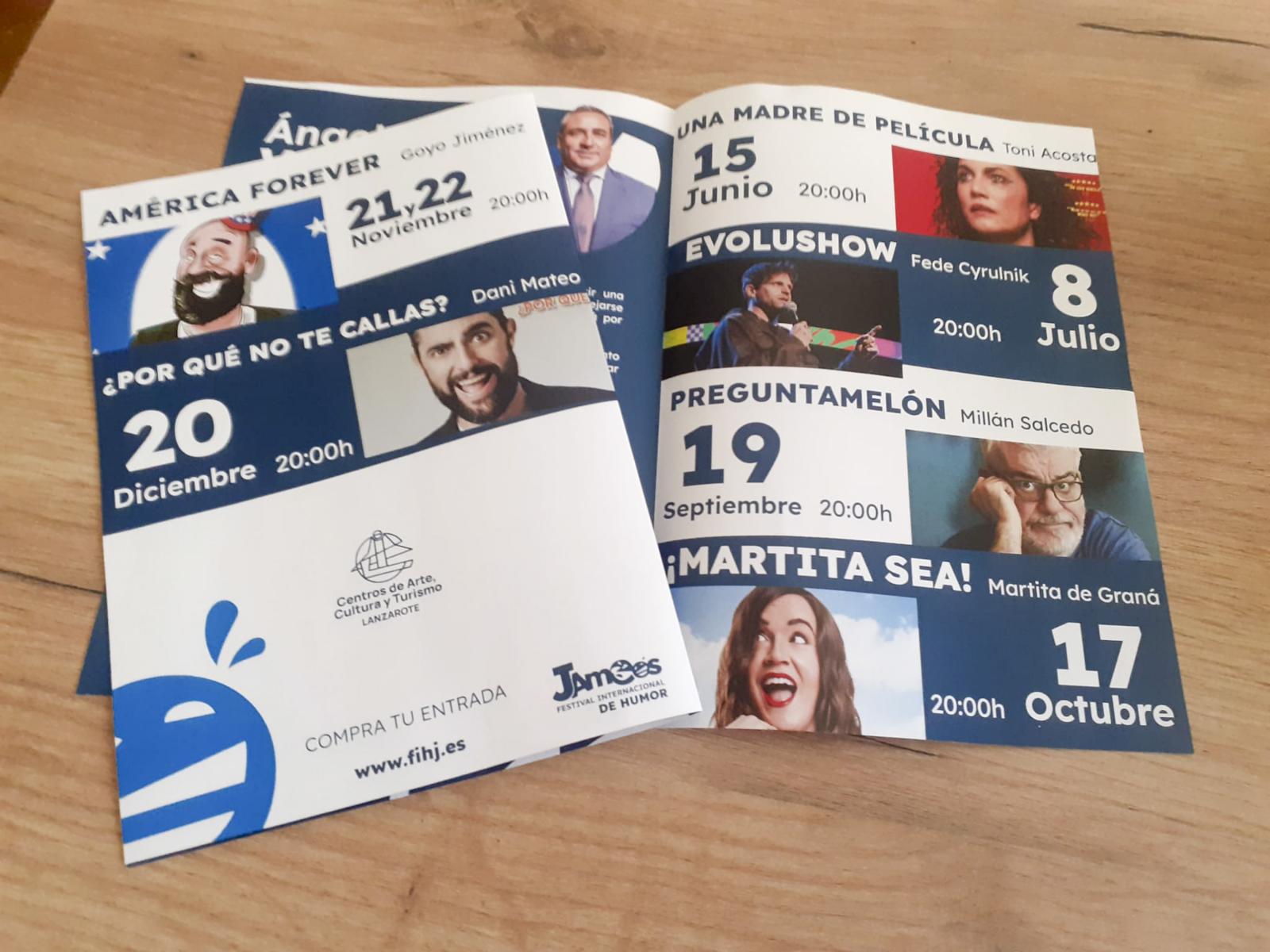 Detalles de los folletos con los seis artistas invitados.