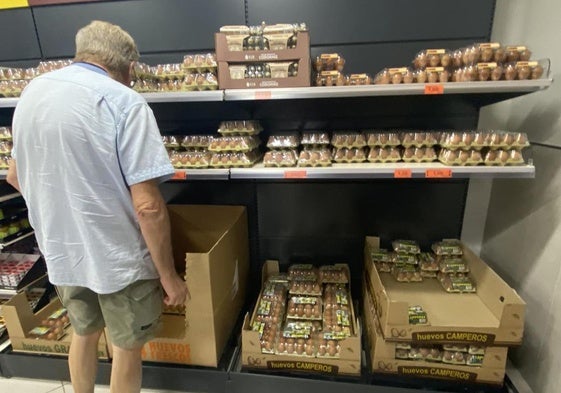 Imagen de archivo de un hombre en un supermercado.
