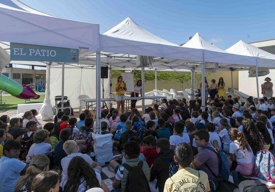 Taller de cómic colectivo en la feria del libro de Mogán.