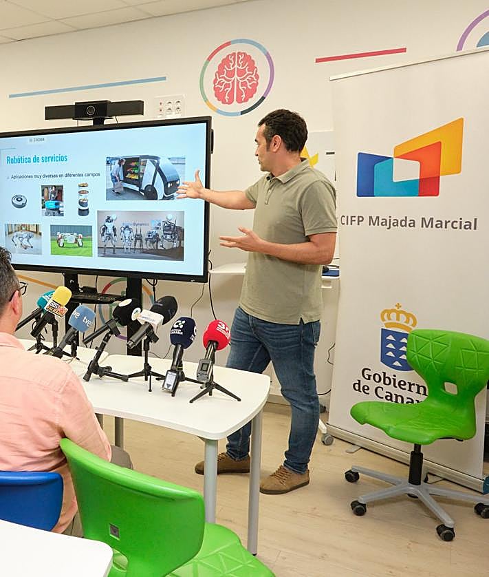 Imagen secundaria 2 - La empresa presentó el proyecto en el CIFP capitalino.