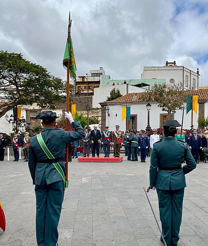 Imagen secundaria 2 - Diferentes momentos del acto castrense de conmemoración de la fundación de la Guardia Civil. 