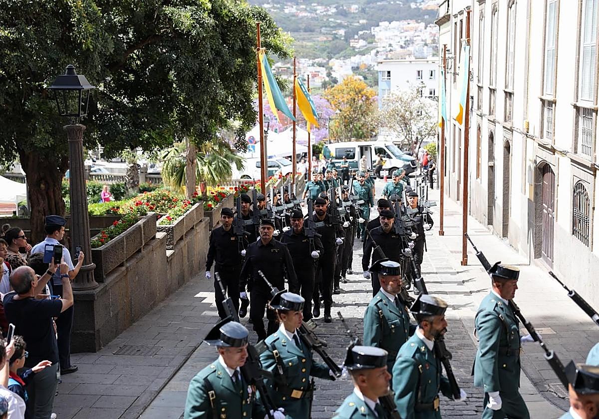 Imagen principal - Diferentes momentos del acto castrense de conmemoración de la fundación de la Guardia Civil. 