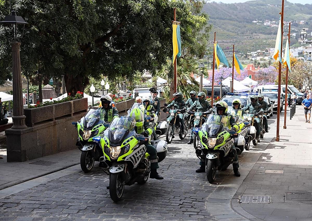 Imagen secundaria 1 - Diferentes momentos del acto castrense de conmemoración de la fundación de la Guardia Civil. 
