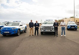 Imagen de la entrega de los vehículos.