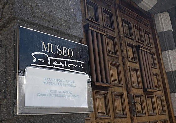 Puerta principal del Museo Néstor en el Pueblo Canario de Las Palmas de Gran Canaria.