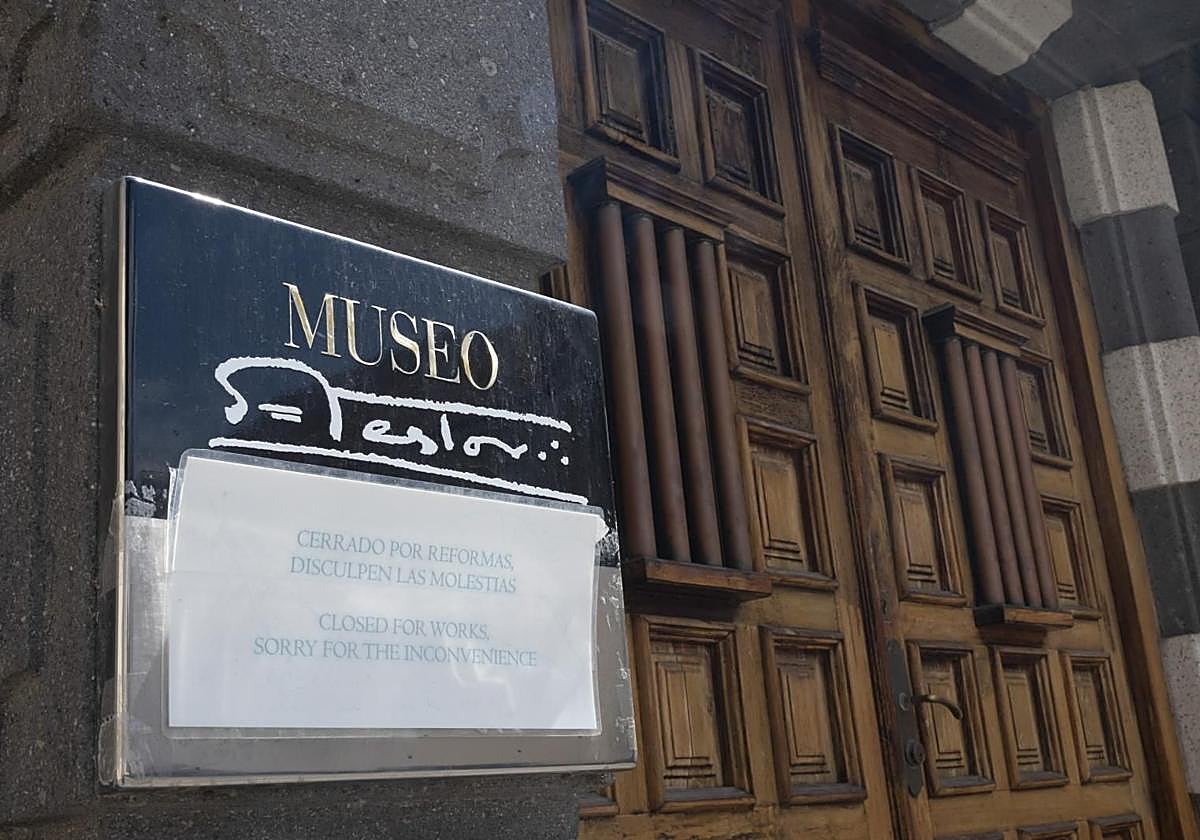 Puerta principal del Museo Néstor en el Pueblo Canario de Las Palmas de Gran Canaria.