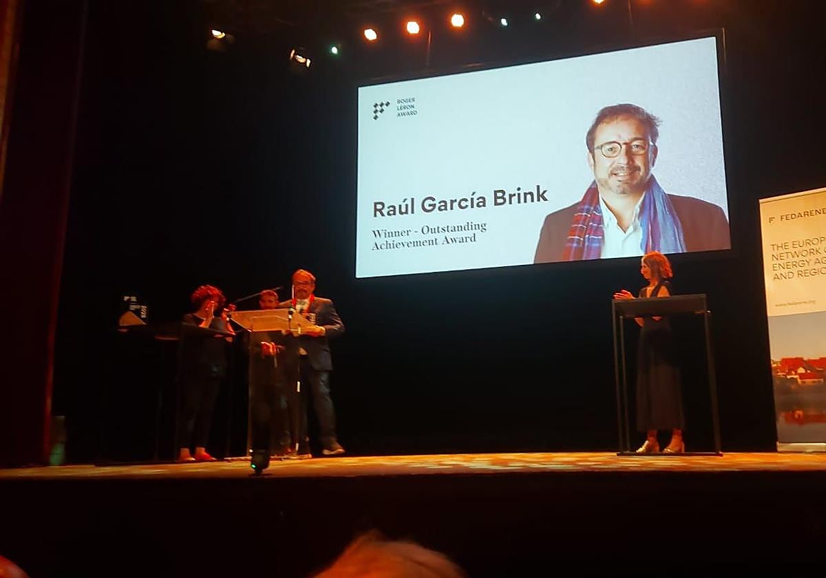 Raúl García recogiendo en Bruselas el Premio Roger Léron 2025 Al Logro Sobresaliente.