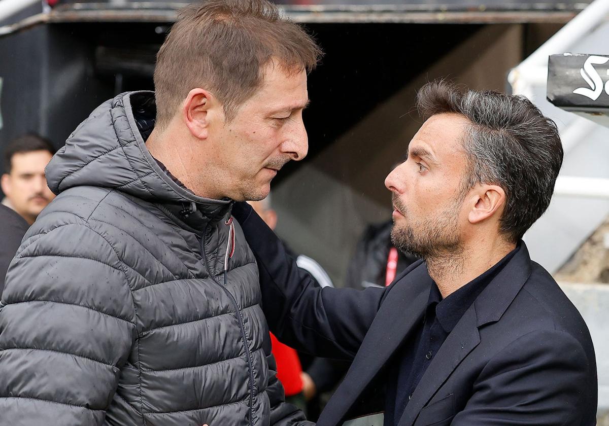 Ramis y Albés se saludan antes de un partido.
