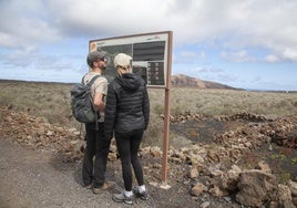 Turistas disfrutando de una ruta de senderismo por el interior de la isla.