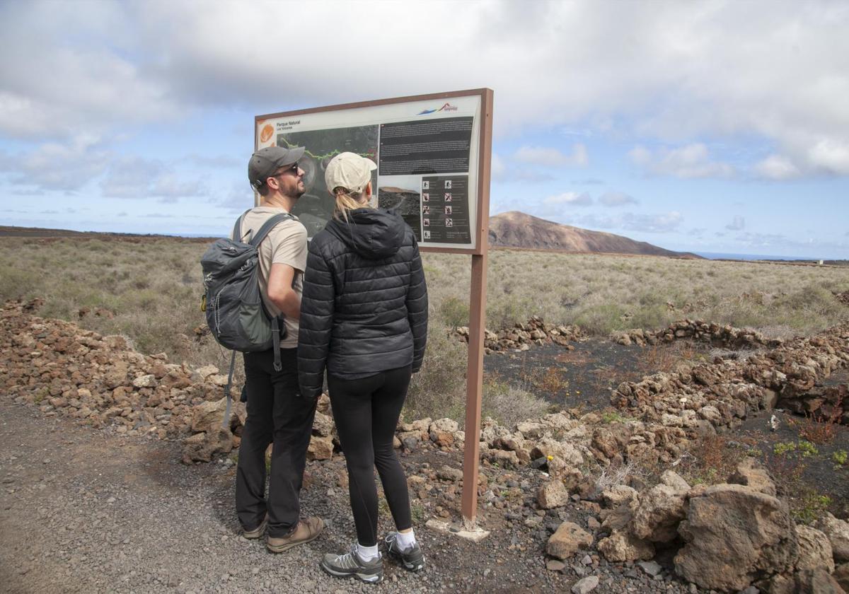 Turistas disfrutando de una ruta de senderismo por el interior de la isla.