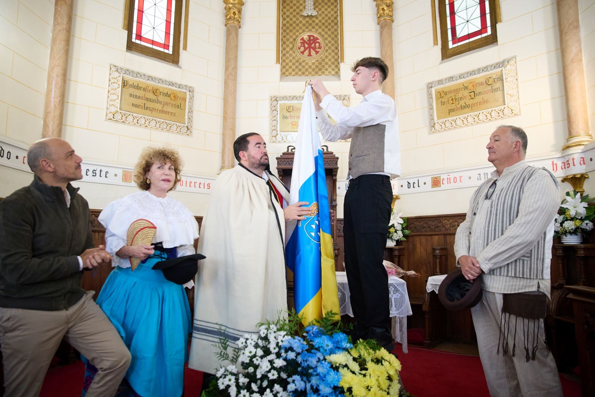 La tradición canaria tiñe la capital de blanco, azul y amarillo