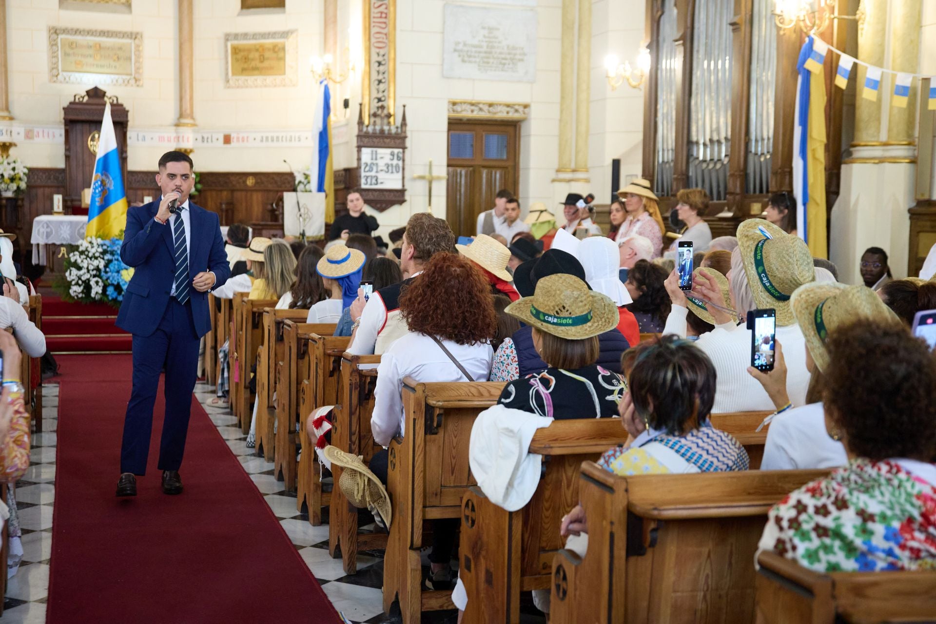 La tradición canaria tiñe la capital de blanco, azul y amarillo