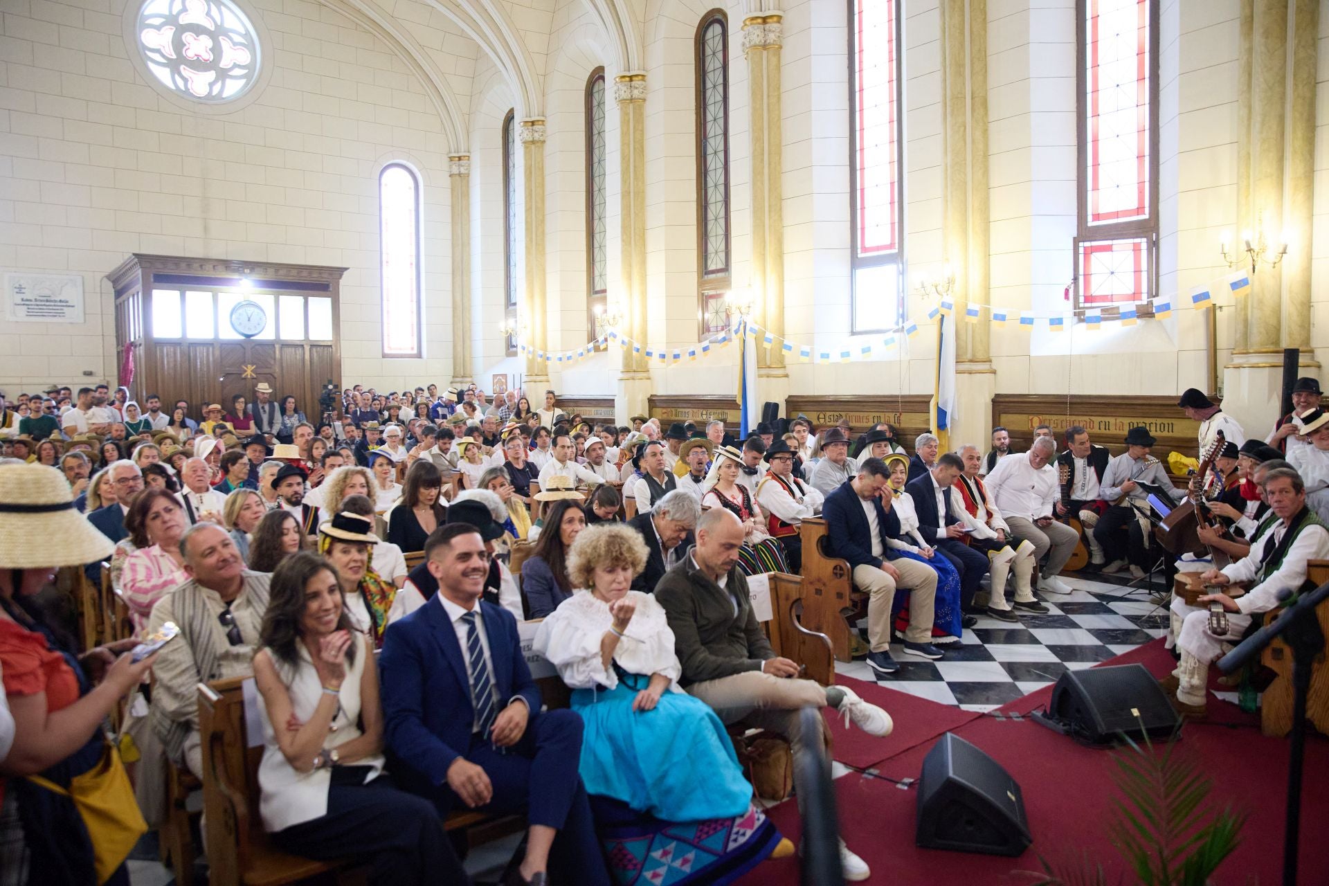 La tradición canaria tiñe la capital de blanco, azul y amarillo