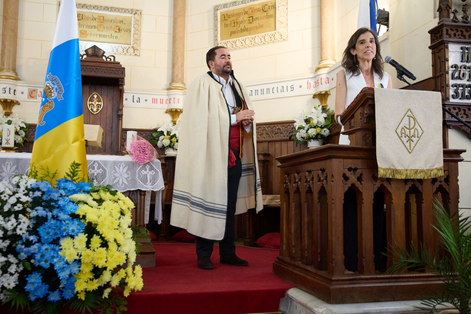La tradición canaria tiñe la capital de blanco, azul y amarillo