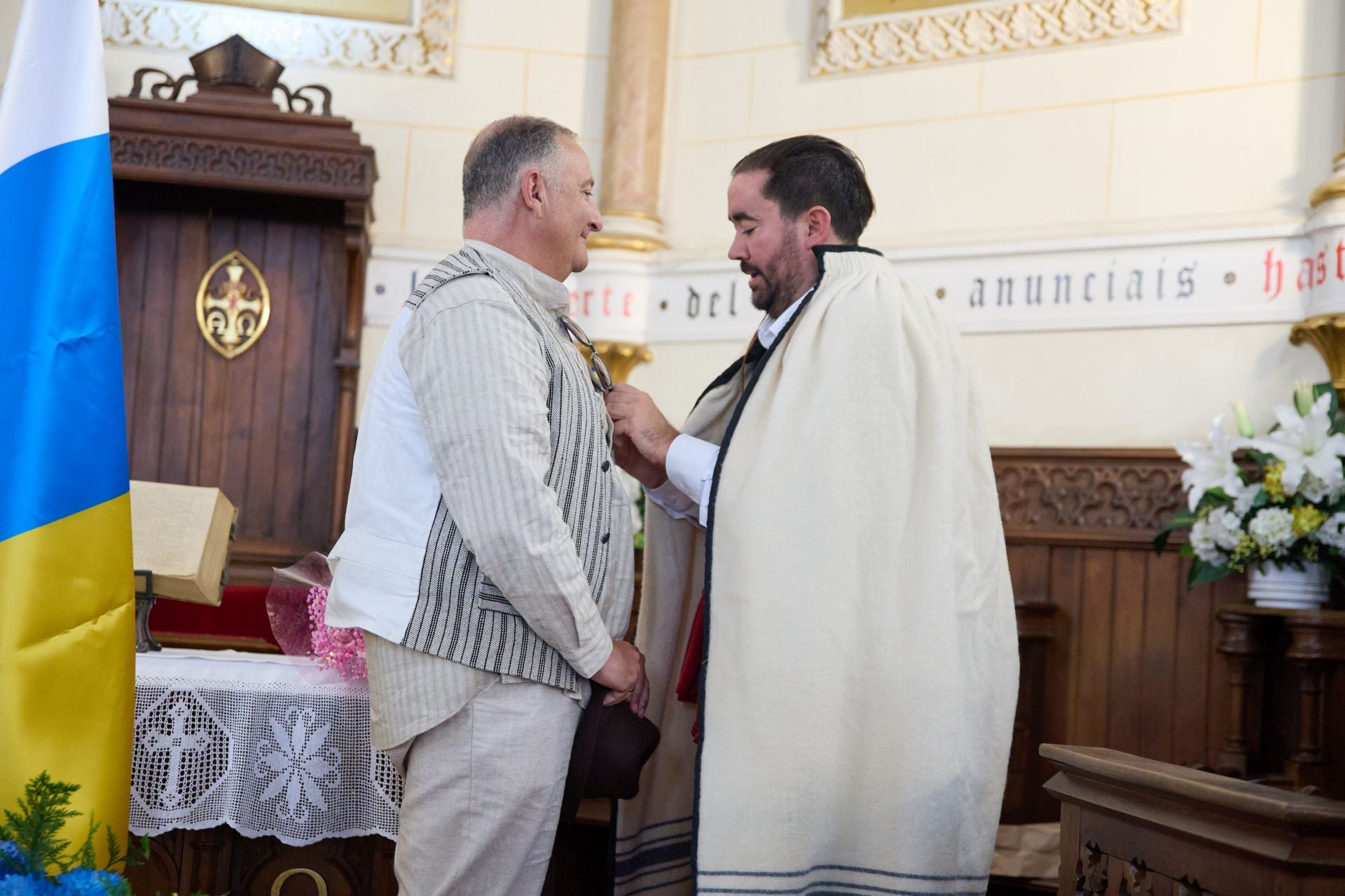 La tradición canaria tiñe la capital de blanco, azul y amarillo