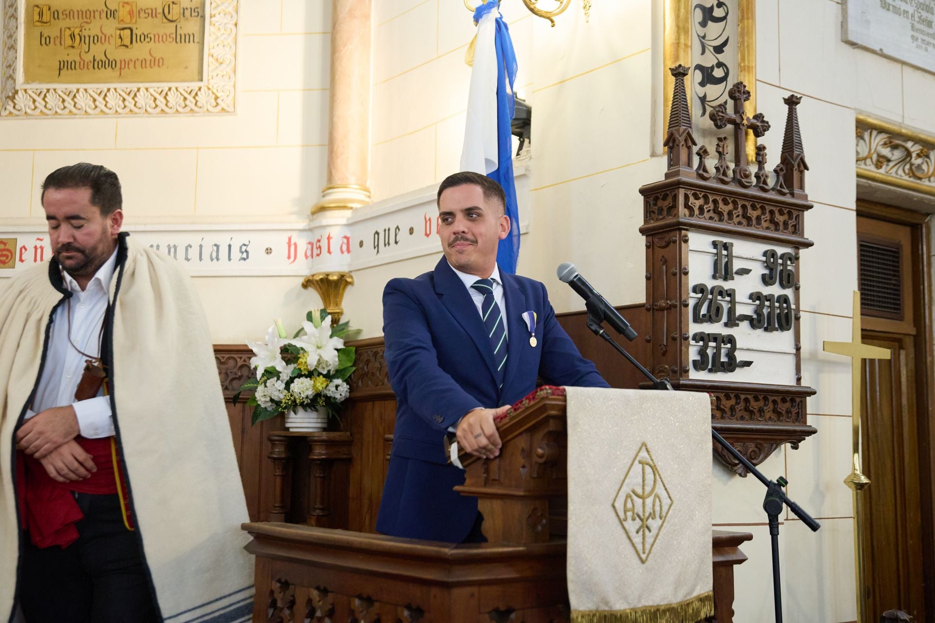 La tradición canaria tiñe la capital de blanco, azul y amarillo
