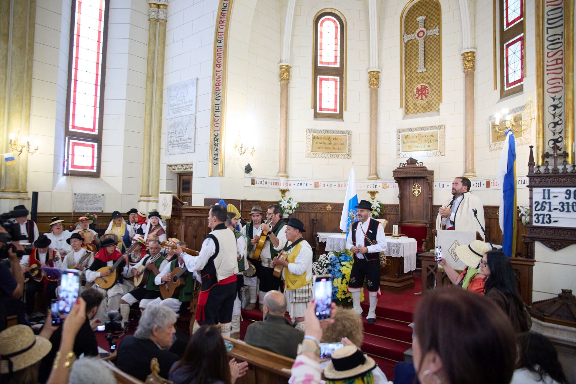 La tradición canaria tiñe la capital de blanco, azul y amarillo