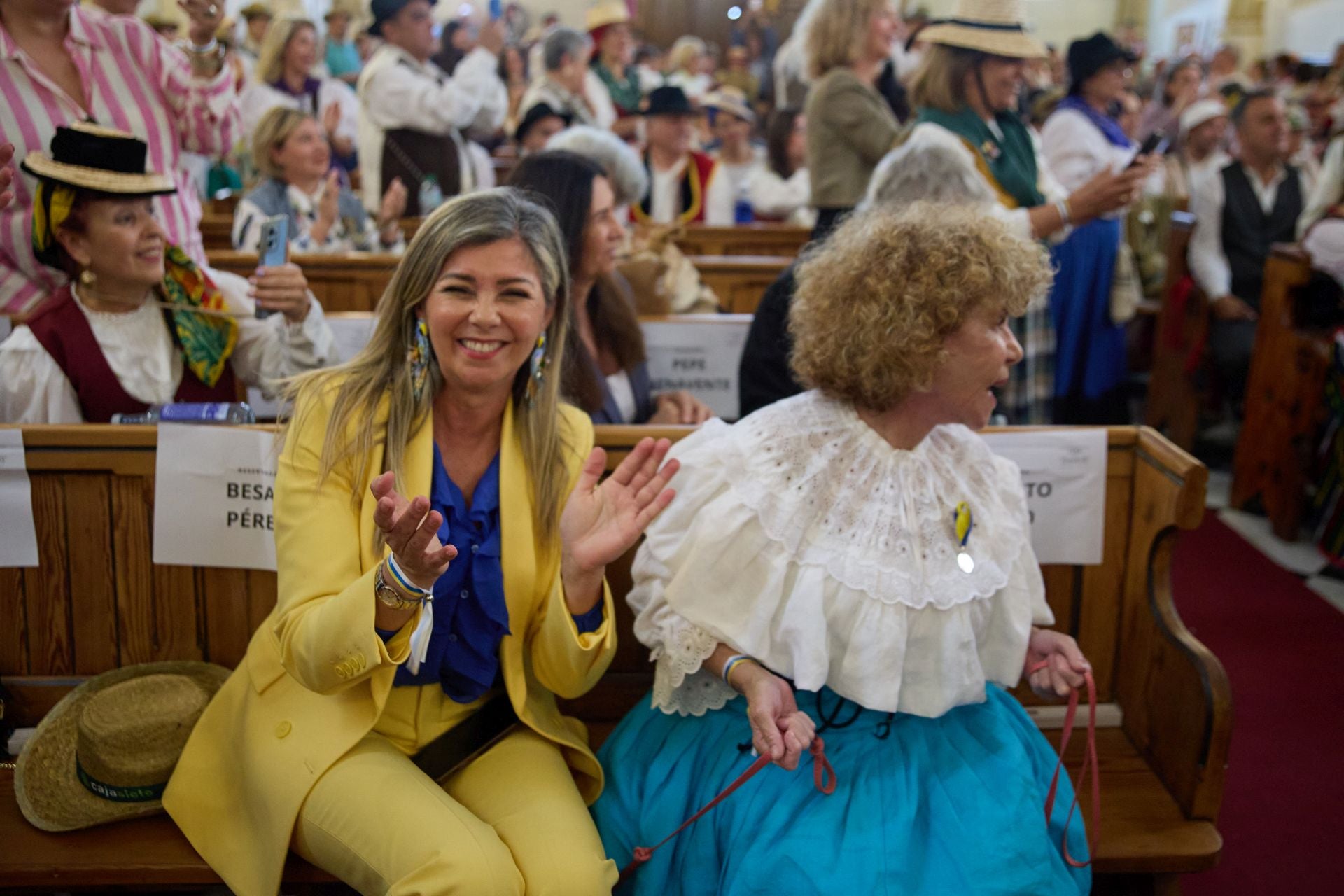 La tradición canaria tiñe la capital de blanco, azul y amarillo