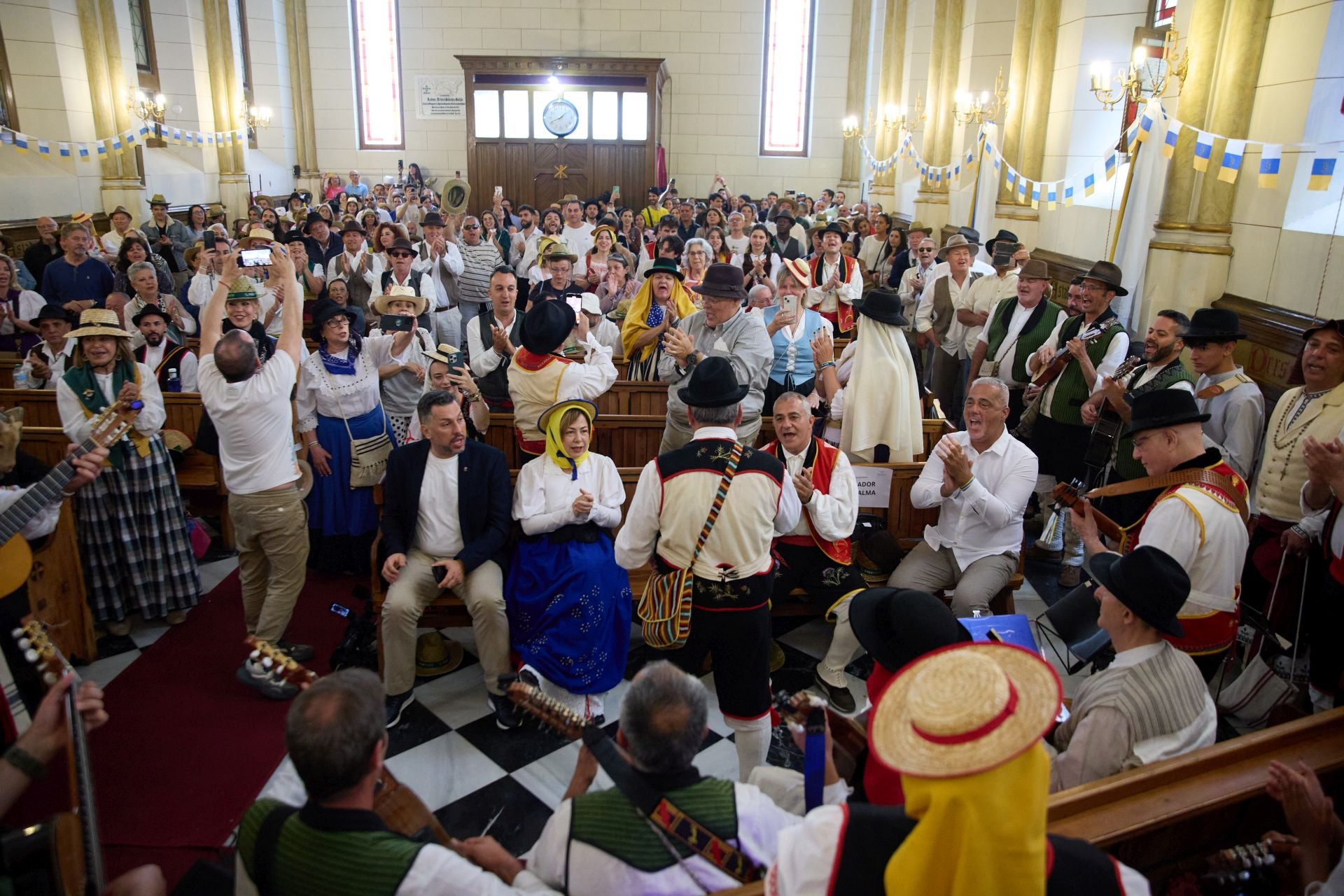 La tradición canaria tiñe la capital de blanco, azul y amarillo