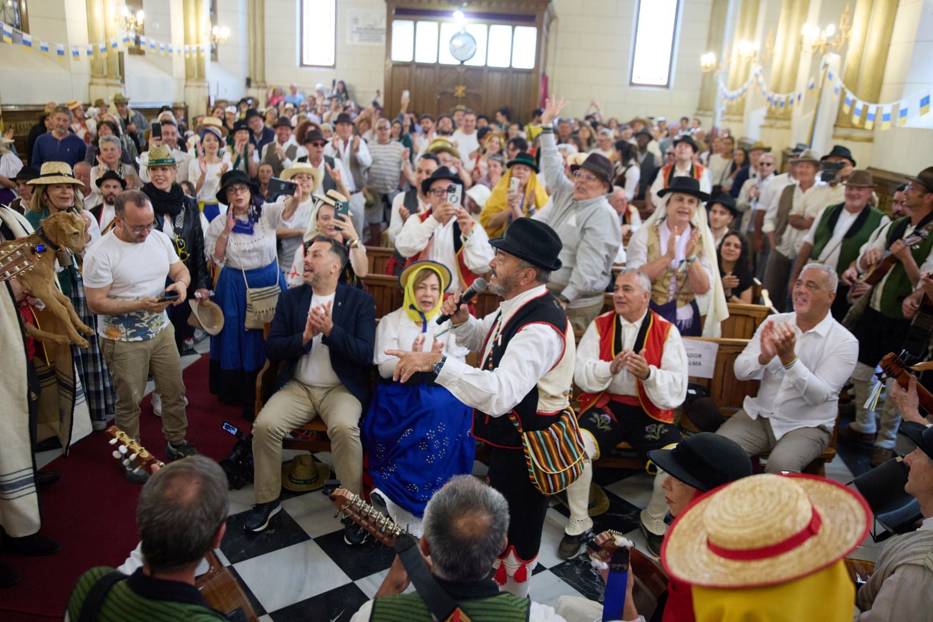 La tradición canaria tiñe la capital de blanco, azul y amarillo