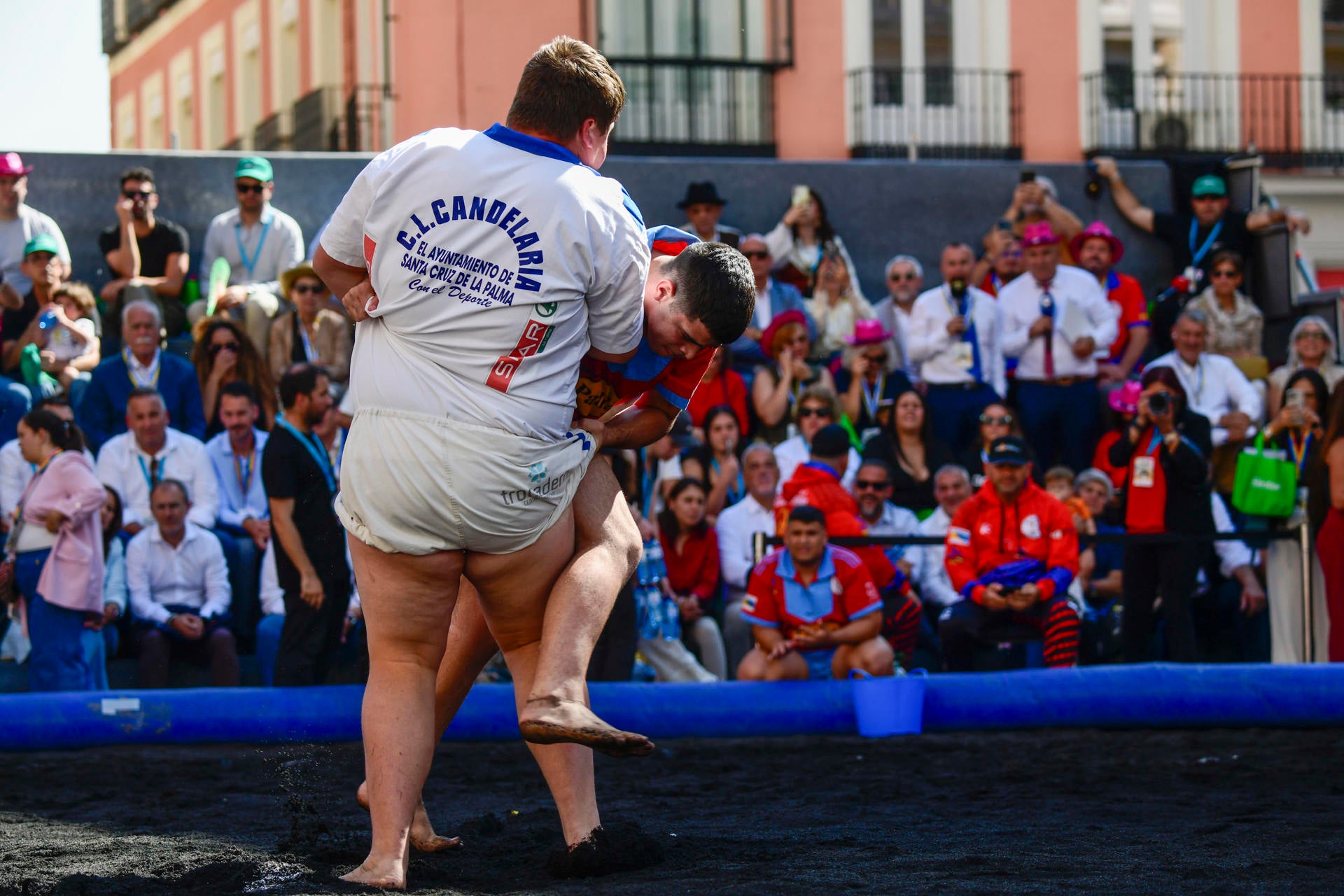 Luchada histórica en Madrid sobre las cenizas del volcán de La Palma