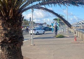 Agentes policiales trabajando en la zona donde ocurrió el suceso.