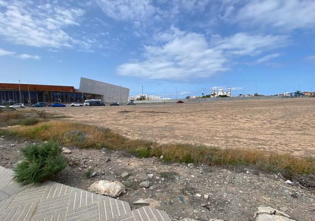 Solar donde irá la zona verde que fue eliminada frente al Baobab.