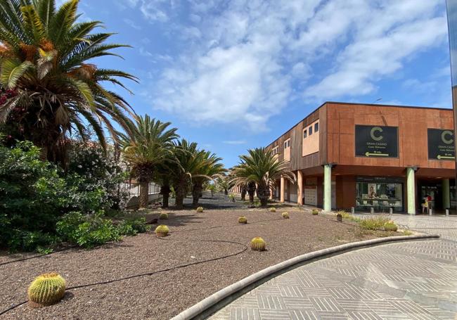 Zona ajardinada junto al centro comercial Varadero que se convertirá en un vial de servicio.
