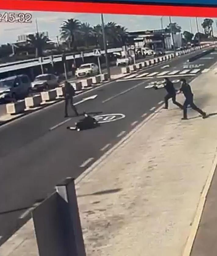 Imagen secundaria 2 - Distintas secuencias del tiroteo donde resultó muerto el joven migrante.