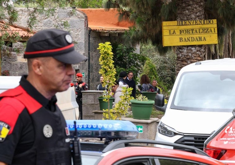 El magistrado Tomás Martín -con jersey negro- dirigió la entrada y registro.