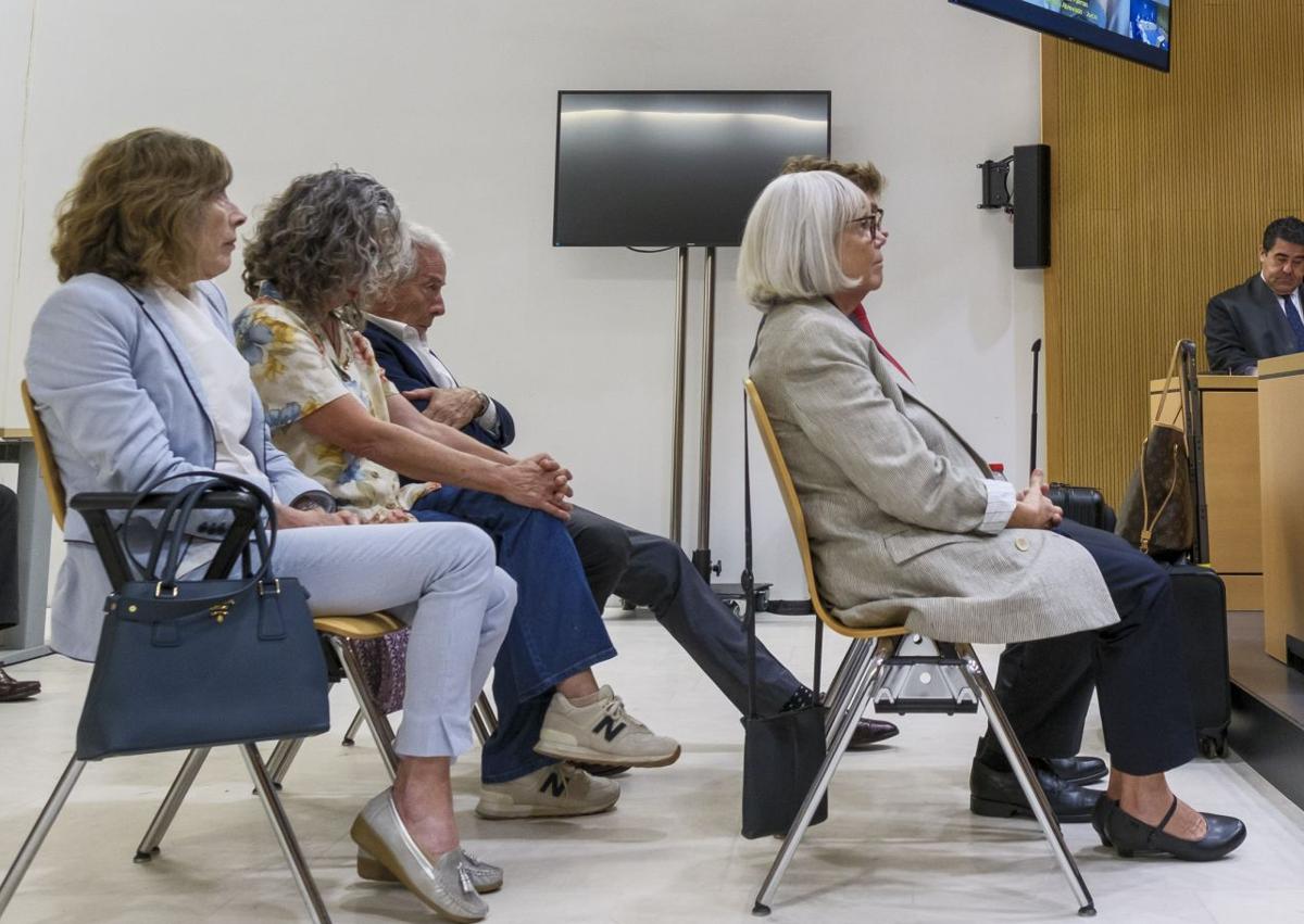 Imagen secundaria 1 - Los acusados, durante el juicio.