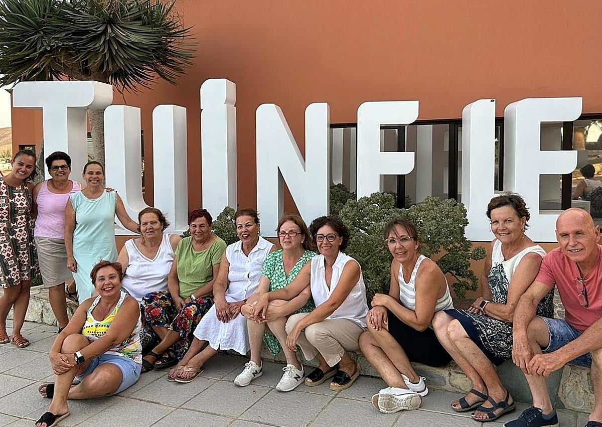 Imagen secundaria 1 - Asociación Guanches de Güimar (Ayuntamiento de Güímar), Algunos miembros de 'Más Ruines que Caín' y Aralda Rodríguez. 