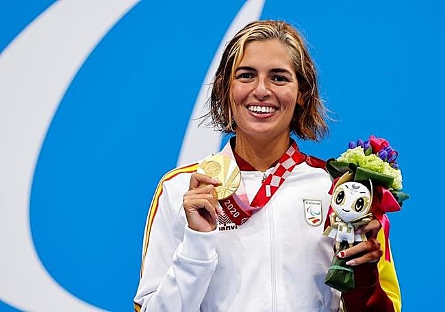 Michelle Alonso posa con el oro en 100 braza que logró en Tokio 2020.
