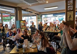 Foto de archivo de una charla divulgativa de Pint of Science.