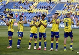 Loiodice, Fuster, Viti, Marvin, Álex Muñoz y McBurnie saludan a la grada antes del partido frente al Leganés.