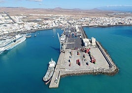 El traslado del muelle comercial fuera de Puerto del Rosario salta de nuevo a la palestra