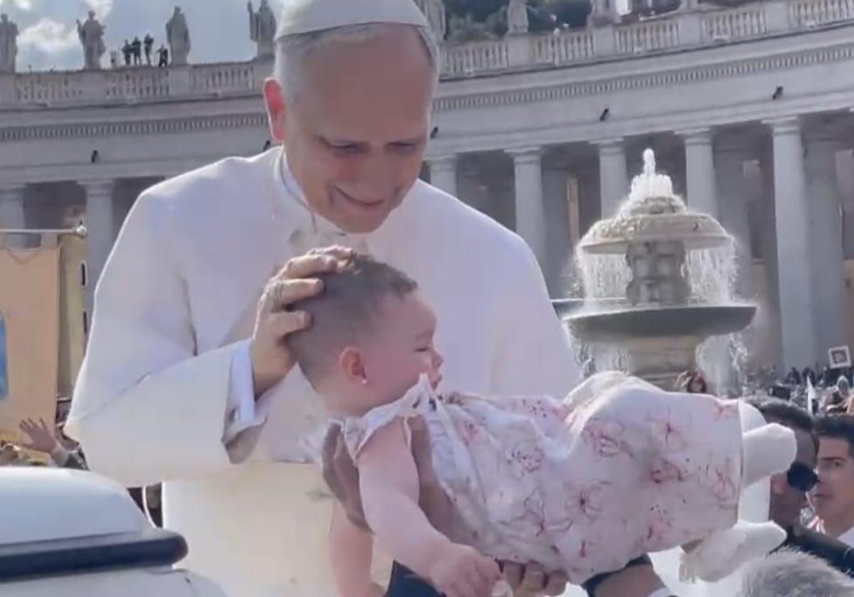 Imagen principal - La primera niña bendecida por el Papa León XIV es canaria: «Cogió a Magdalena de los brazos de su padre y la bendijo con mucho cariño»