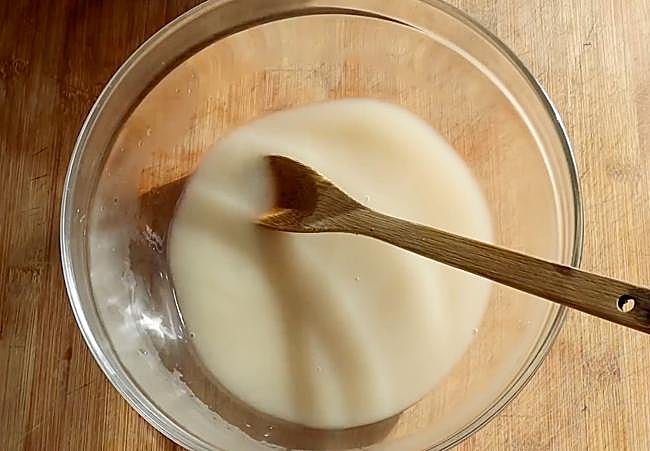 Paso 1 mezclar agua con levadura