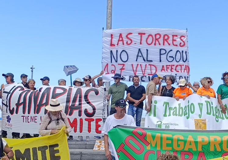 Participación de los vecinos de Las Torres en la manifestación del domingo 18 de mayo en favor de un cambio turístico.
