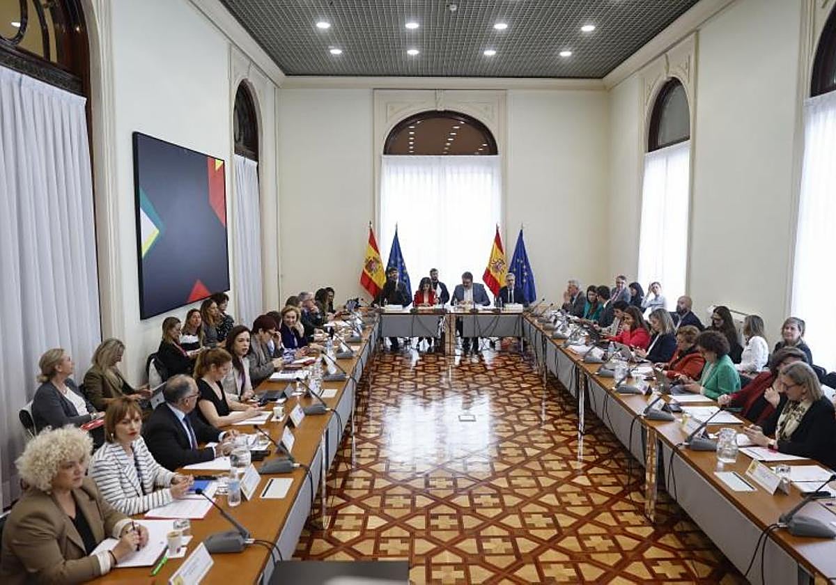 La ministra de Juventud e Infancia, Sira Rego (c-i), presidió la reunión de la Conferencia Extraordinaria Sectorial de Infancia y Adolescencia, el 5 de mayo en Madrid.