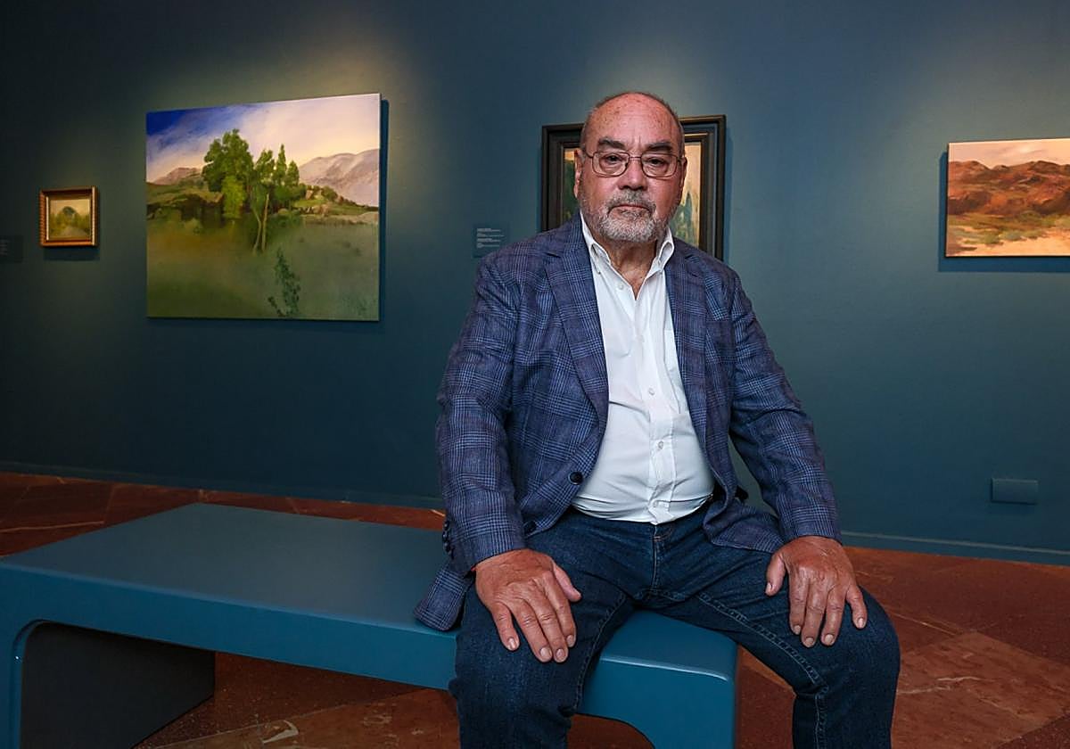 El artista Juan Guerra, en la Casa de Colón, antes sus obras.