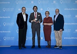 Representantes de EMALSA recibiendo el galardón 'Grifo de Oro'